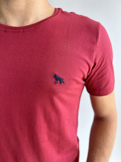 Camiseta Básica Lobo Bordada Bordo Malbec - Acostamento na internet