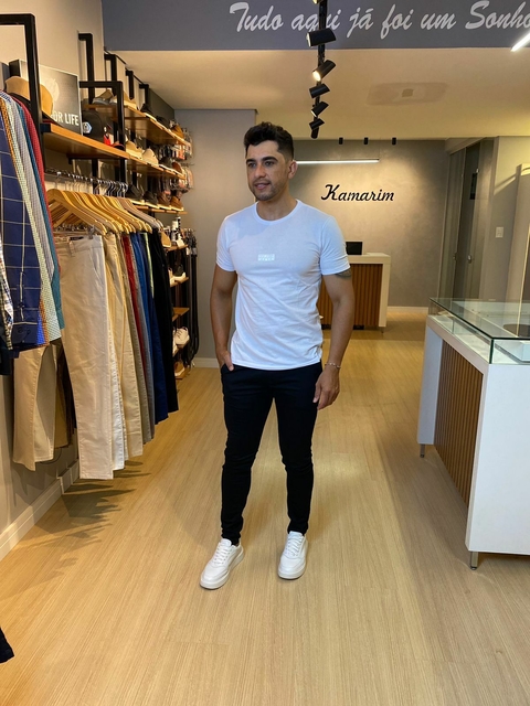 Camiseta Básica Logo Central Branca - Acostamento - Kamarim Patos