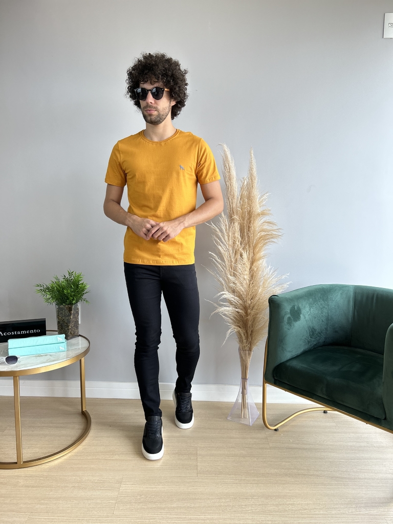 Camiseta Básica Lobo Bordada Amarelo Gold - Acostamento - Kamarim Patos