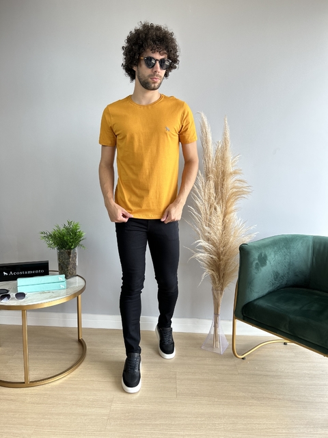 Camiseta Básica Lobo Bordada Amarelo Gold - Acostamento - comprar online