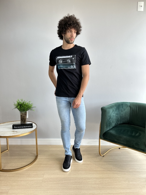 Camiseta Wolf Travel Music Preta - Acostamento - loja online