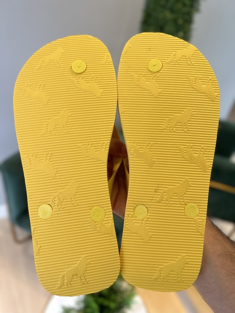 Chinelo Amarelo Liso - Acostamento na internet