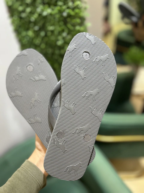 Chinelo Cinza liso - Acostamento