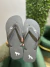 Chinelo Cinza liso - Acostamento