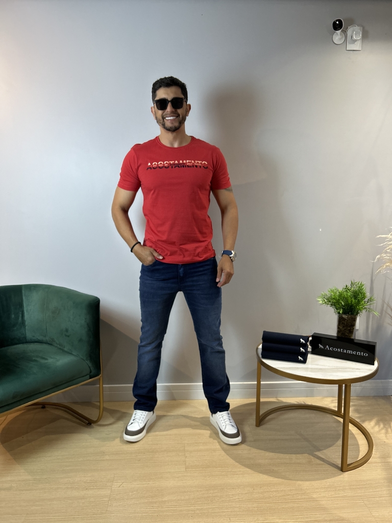 Camiseta Assinatura Bordada Vermelho Hibisco - Acostamento na internet