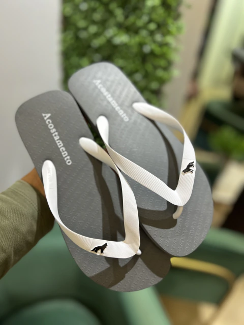 Imagem do Chinelo Cinza Tira Branco - Acostamento