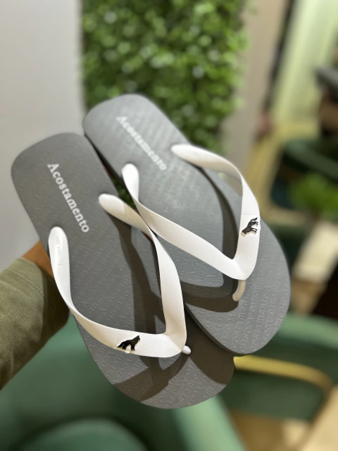 Chinelo Cinza Tira Branco - Acostamento - loja online