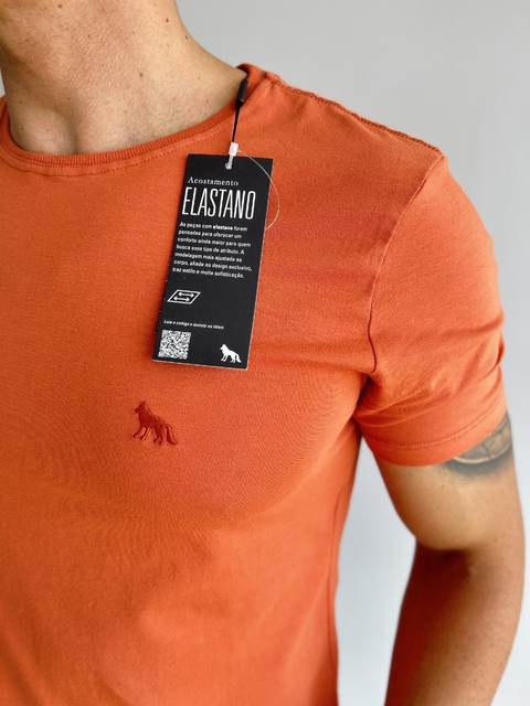 Camiseta Básica Elastano Lobo Bordado Laranja Mogno - Acostamento - comprar online