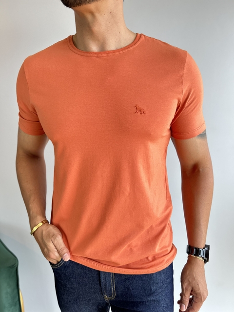 Camiseta Básica Elastano Lobo Bordado Laranja Mogno - Acostamento