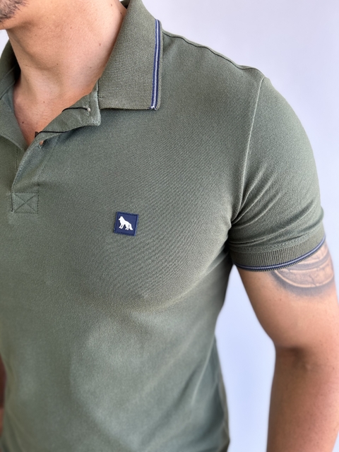 Camiseta Gola Polo Verde Militar Logo Emborrachada - Acostamento - Kamarim Patos