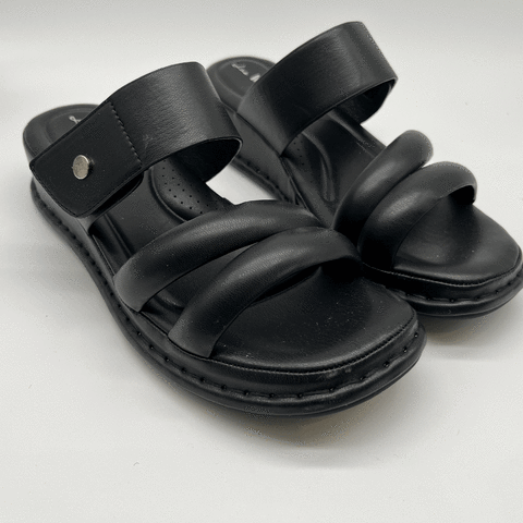 DAGMAR LAS WEIMANN sandalia comfort con taquito de 4 cm negras con base negra y un abrojo regulable JL50212-1