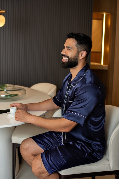 Shorts e Camisa Manga Curta cetim azul marinho com vies off