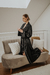 Robe cetim longo clássico preto com vies off - comprar online