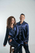Pijama de casal cetim calca e camisa manga longa cetim azul marinho vies off - comprar online