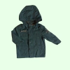 Campera verde estilo "Militar" con parches decorativos e interior de algodón KoalaBaby - 9-12M
