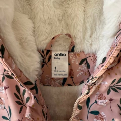 Campera de nylon rosa con flores, interior de polar blanco y capucha Anko baby - 12-18A - Comunidad Vestireta
