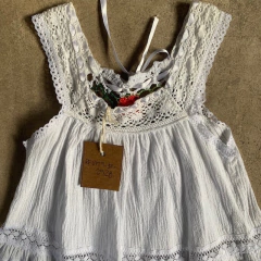 Vestido sin mangas blanco con brodery y flores bordadas *NUEVO* - 0-3M en internet