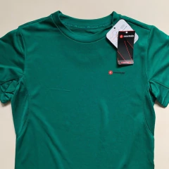 Remera manga corta "Dry Fit" Verde Mountain *NUEVO* - 8A - comprar online