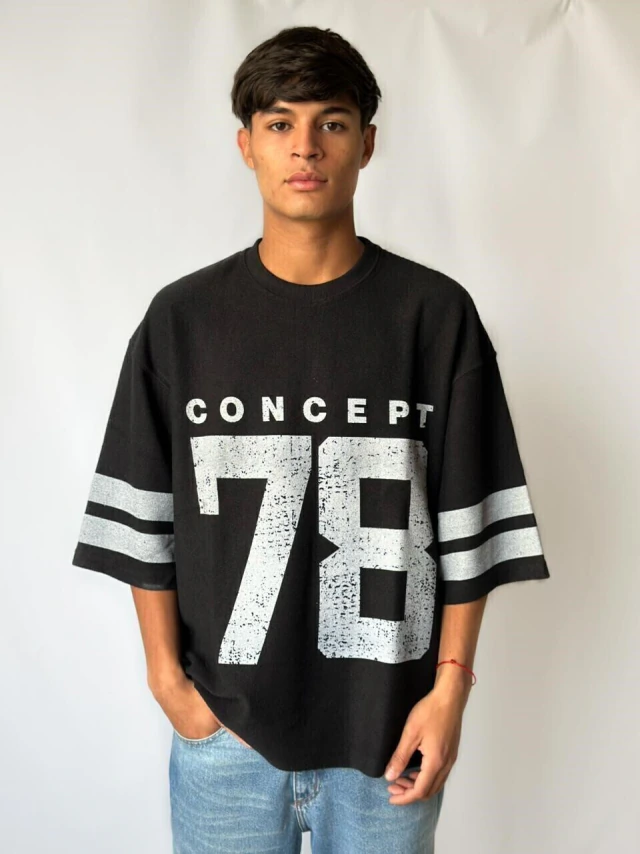 REMERA OVER IRON NEGRO