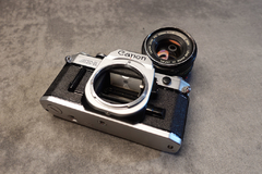 Imagen de Canon AE 1 con lente Canon FD 50 mm f 1,8