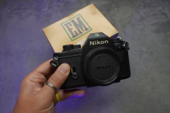 NIKON EM (BODY + CAJA ORIGINAL)