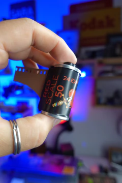 RED SCALE 50 VISION 3 – PELÍCULA COLOR DE 24 EXPOSICIONES - Oeste Analogico