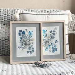 "En Azules” . Fondo gris. en internet