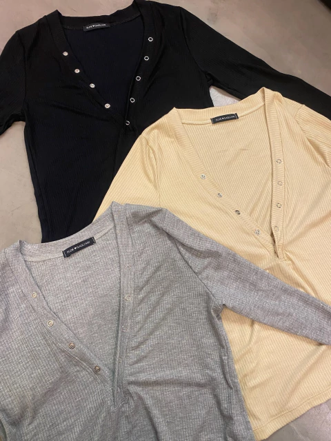 CAMISETA BROCHES V - tienda online
