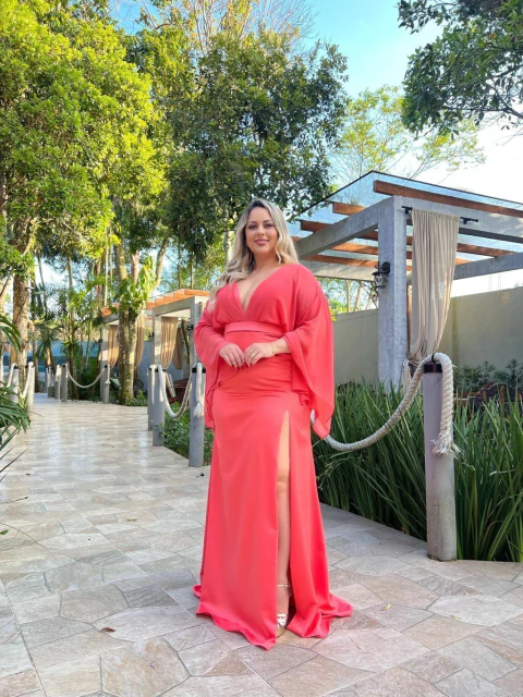 Vestido Janaina manga fluída com decote v tule e fenda coral