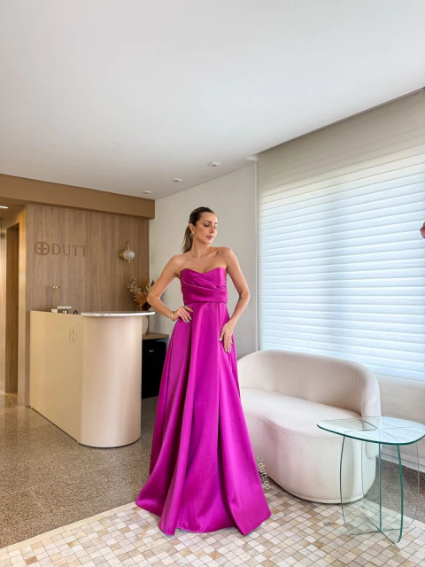Vestido Glória tomara que caia saia com pregas laço costas fúcsia