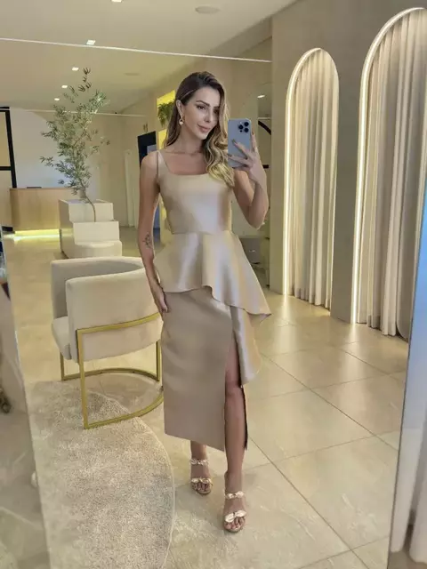 Vestido midi Maira peplum com fenda em zibeline dourado
