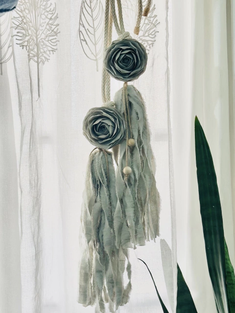 Agarracortinas flor gris