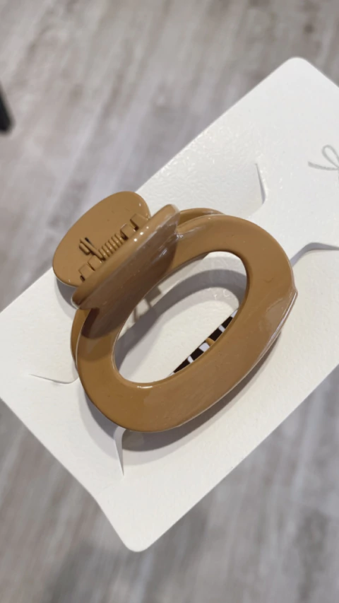 Broche Dana beige - comprar online