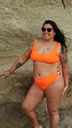 top cómodo bikini naranja texturado