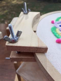 PORTA BASTIDOR 1 , Madera - Henriette bordados