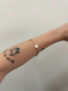 Pulseira florzinhas vanncleff off white (inspiração) (DOURADO) na internet