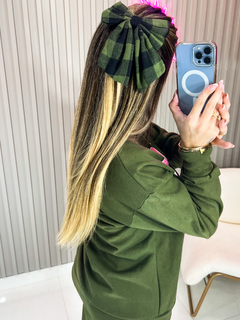 Laço de cabelo linho xadrez (verde militar e preto) na internet