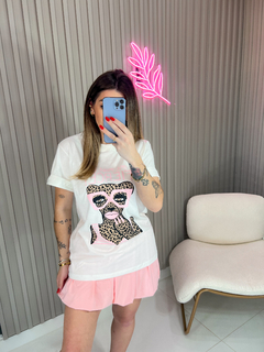 T shirt onça com oculos oversize (off white/rosa)