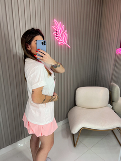 T shirt onça com oculos oversize (off white/rosa) na internet
