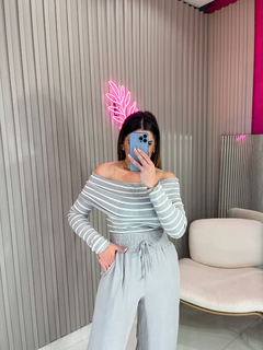 Blusa Laura ombro a ombro canelado (listras cinza/off white) na internet