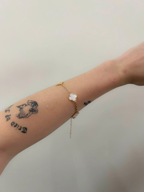 Pulseira florzinhas vanncleff off white (inspiração) (DOURADO)