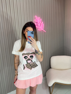 T shirt onça com oculos oversize (off white/rosa)