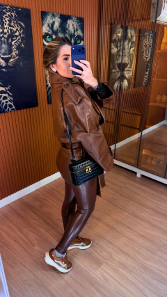 Calça resinada couro eco peluciada P.U (marrom chocolate) na internet