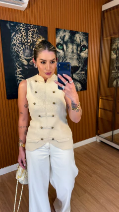 Imagem do Blusa regata Mia com botões tricot modal (areia)