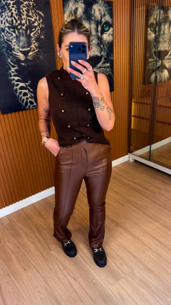 Imagem do CALÇA friso/ boot cut couro eco peluciada (marrom chocolate)