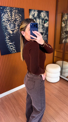 BLUSA BÁSICA BOTOES PUNHO TRICOT MODAL (MARROM) - Jordanna Galia Store