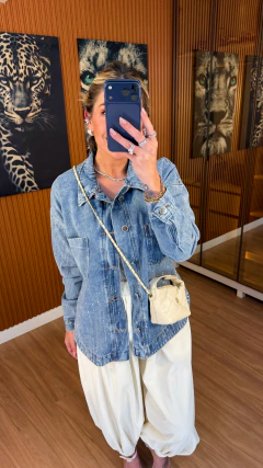 Camisa jeans oversize com aplicação em strass lavagem media - Jordanna Galia Store