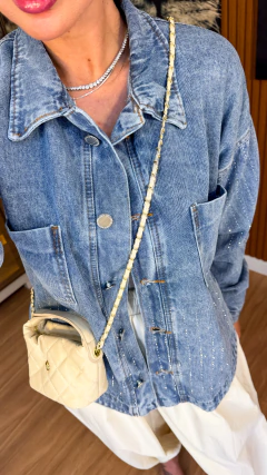 Camisa jeans oversize com aplicação em strass lavagem media