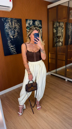 CALÇA ari balloon gabardine alfaiataria (off white) - comprar online