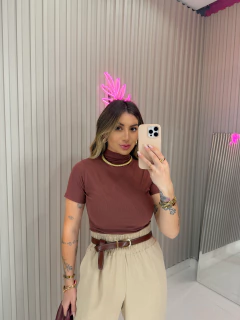 Blusa sofia basica com golinha canelada (marrom) - comprar online